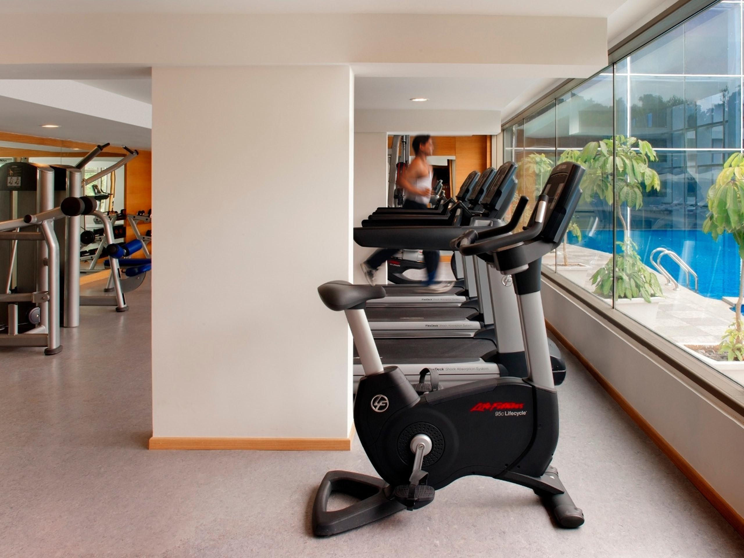 Radisson Blu Plaza Hotel Hyderabad Banjara Hills Exterior foto A Life Fitness 95c recumbent bike