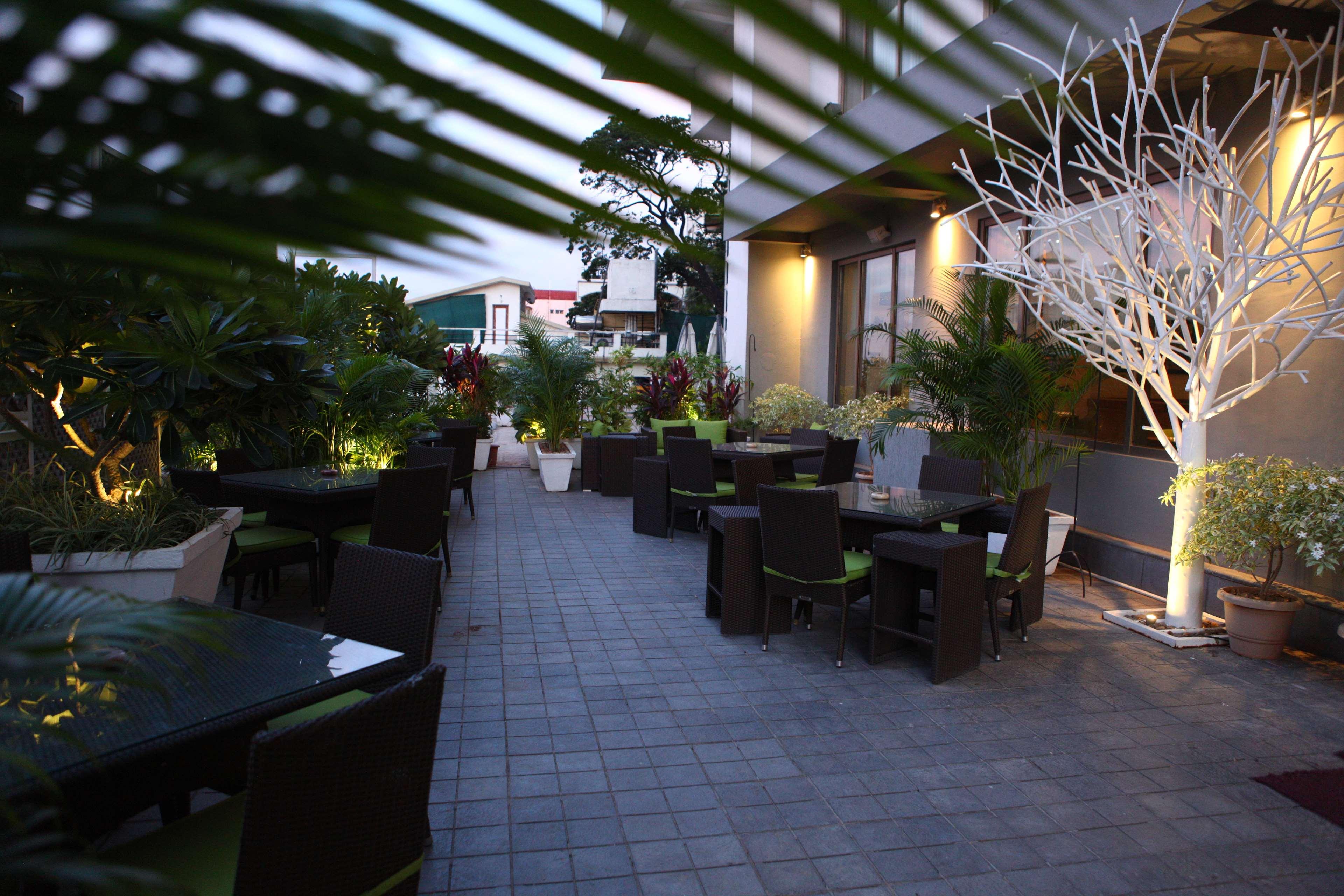 Radisson Blu Plaza Hotel Hyderabad Banjara Hills Exterior foto The outdoor terrace at the hotel