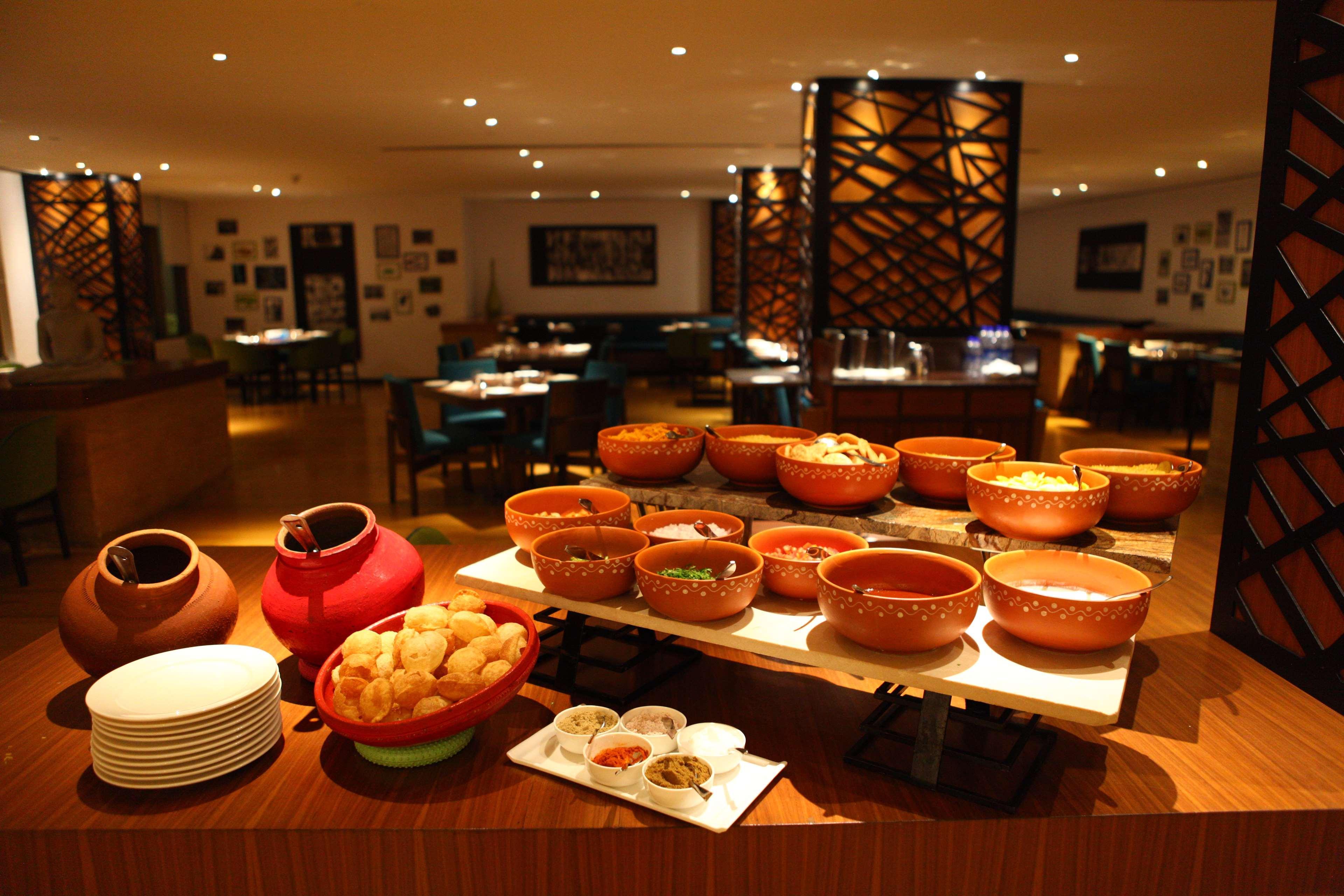 Radisson Blu Plaza Hotel Hyderabad Banjara Hills Exterior foto A buffet at a hotel