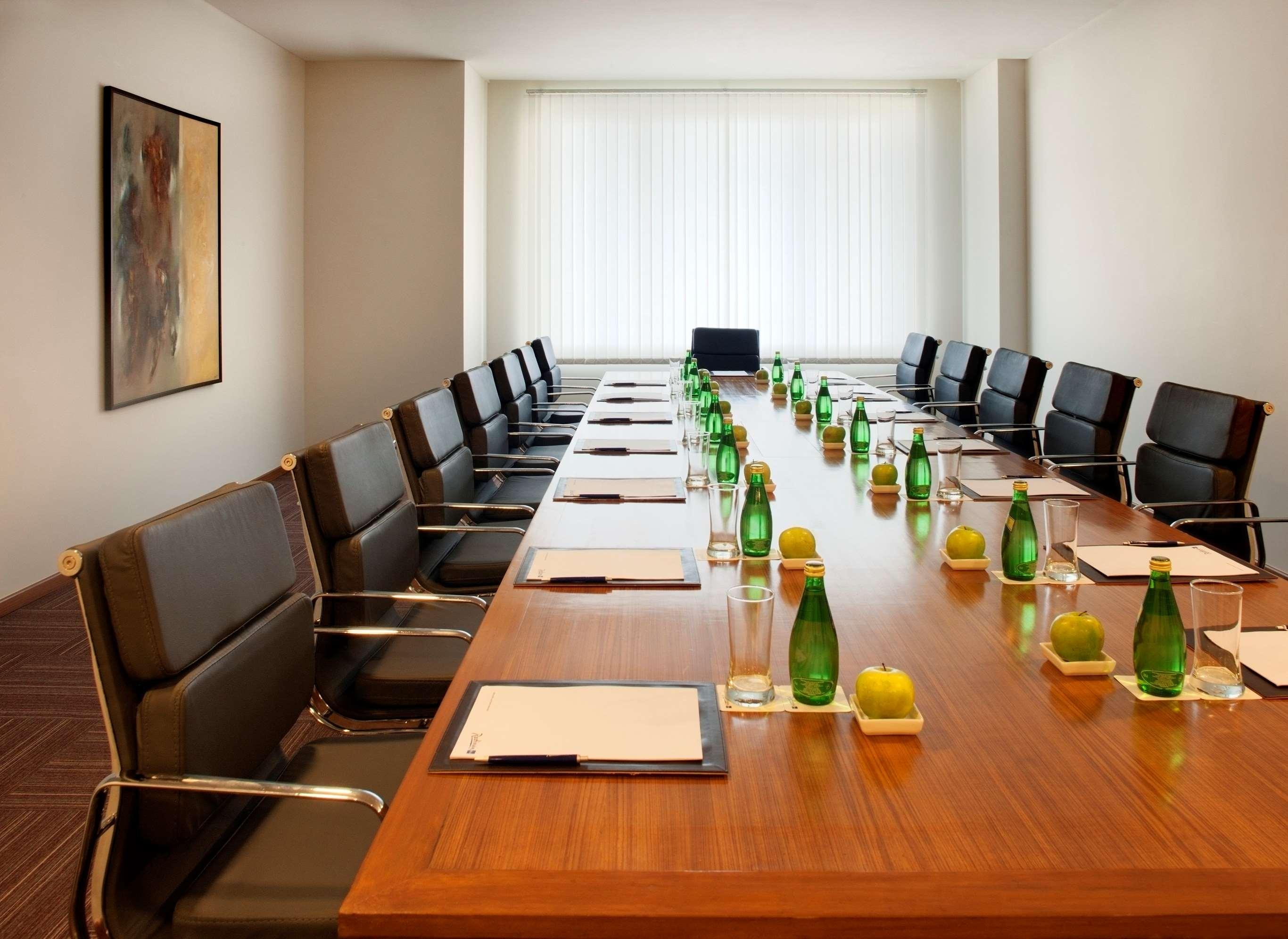 Radisson Blu Plaza Hotel Hyderabad Banjara Hills Afaceri foto A boardroom