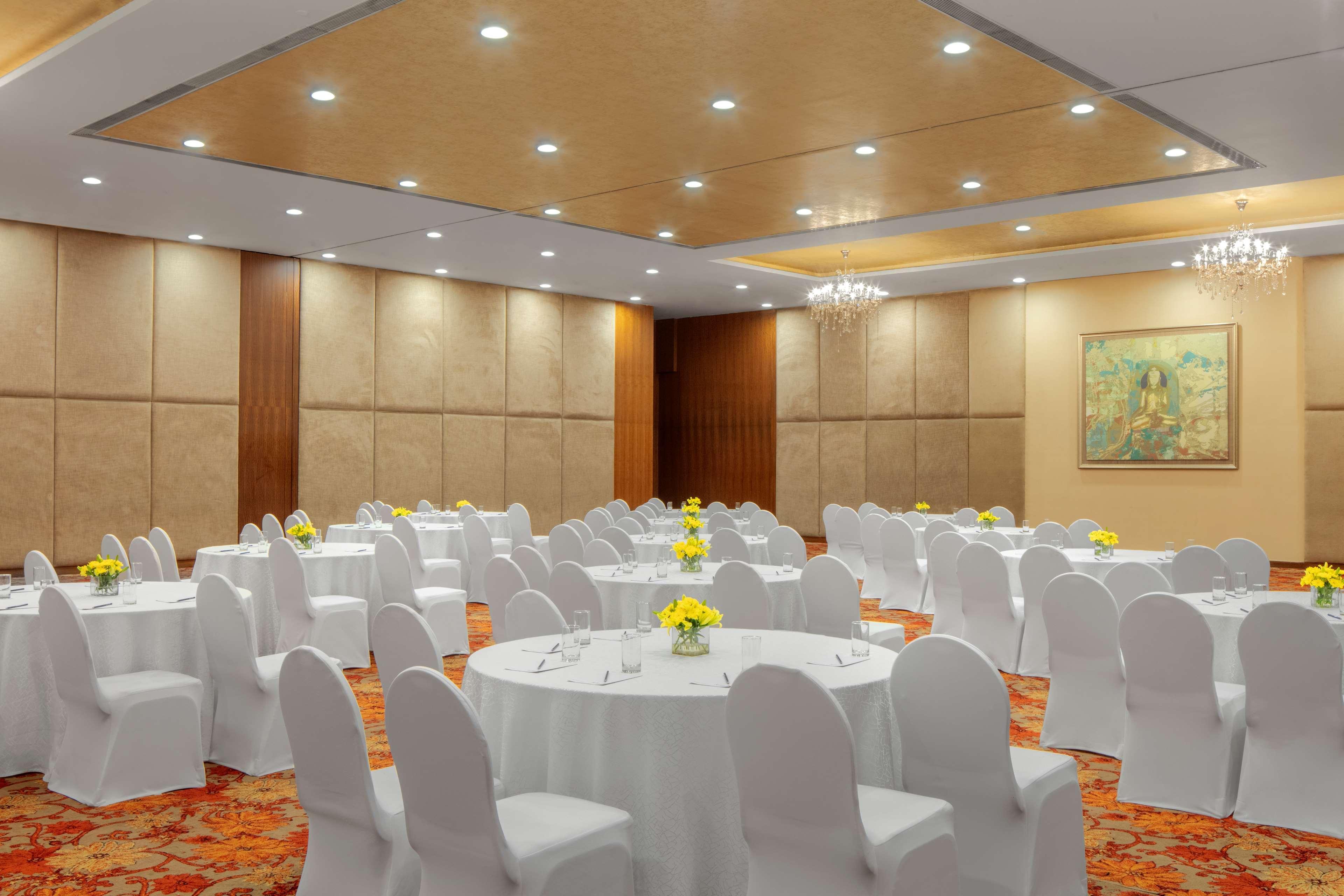 Radisson Blu Plaza Hotel Hyderabad Banjara Hills Exterior foto The ballroom at the hotel