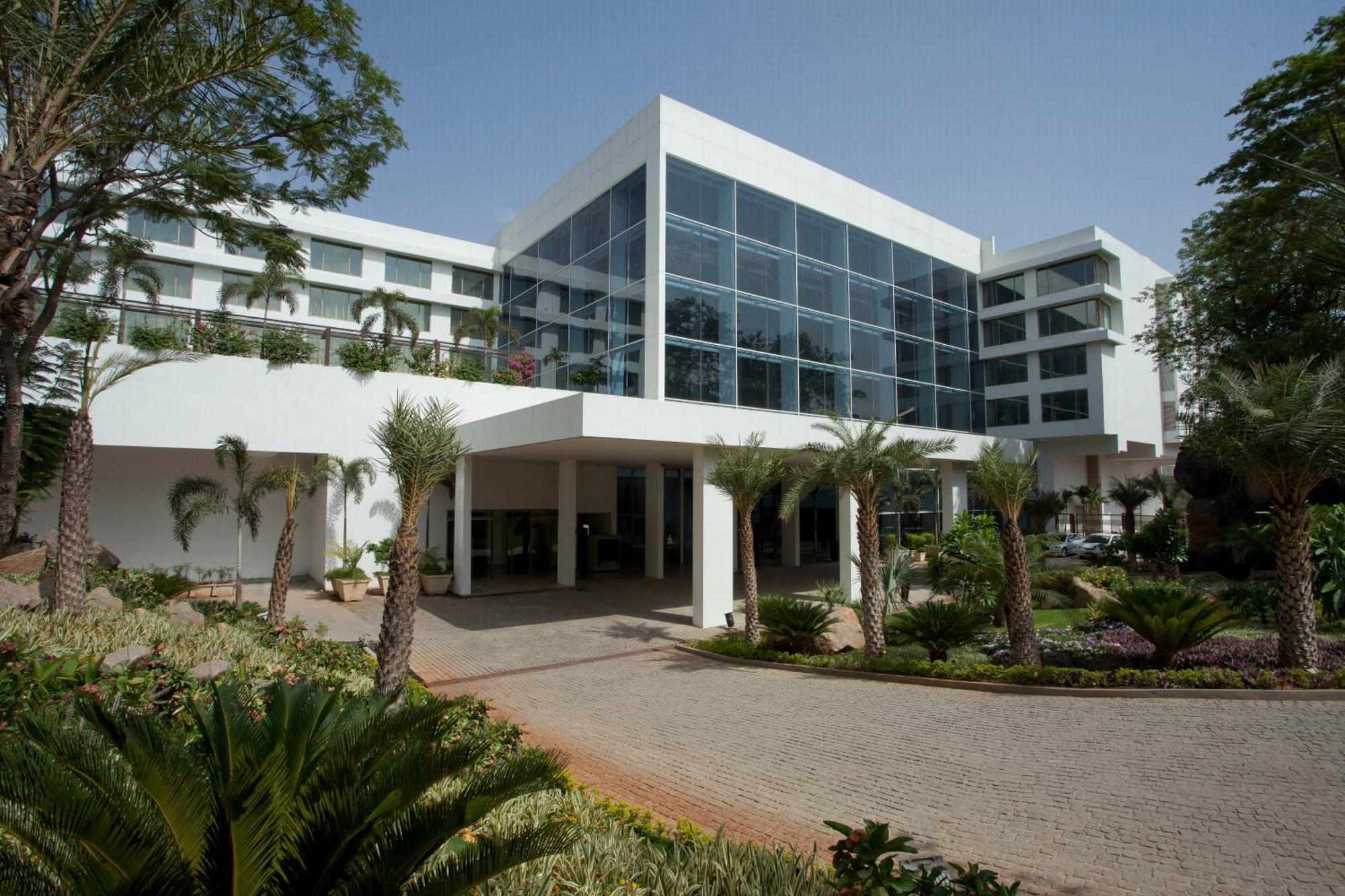 Radisson Blu Plaza Hotel Hyderabad Banjara Hills Exterior foto